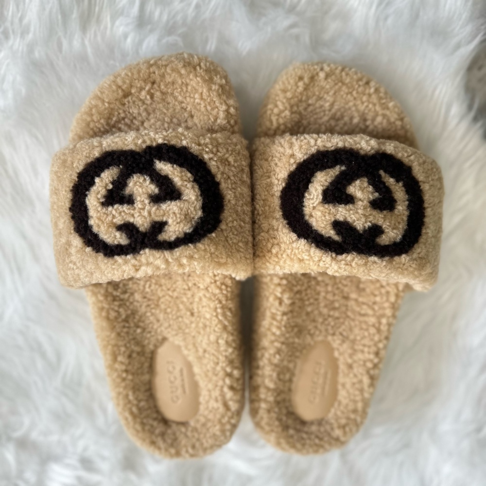 ❌SOLD ❌ Gucci interlocking G Shearling slides
